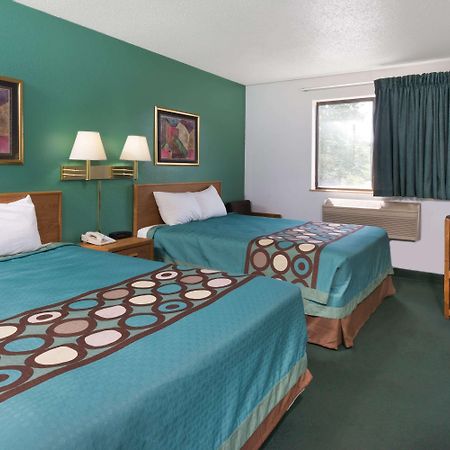 Super 8 By Wyndham New Stanton Hotel Bagian luar foto