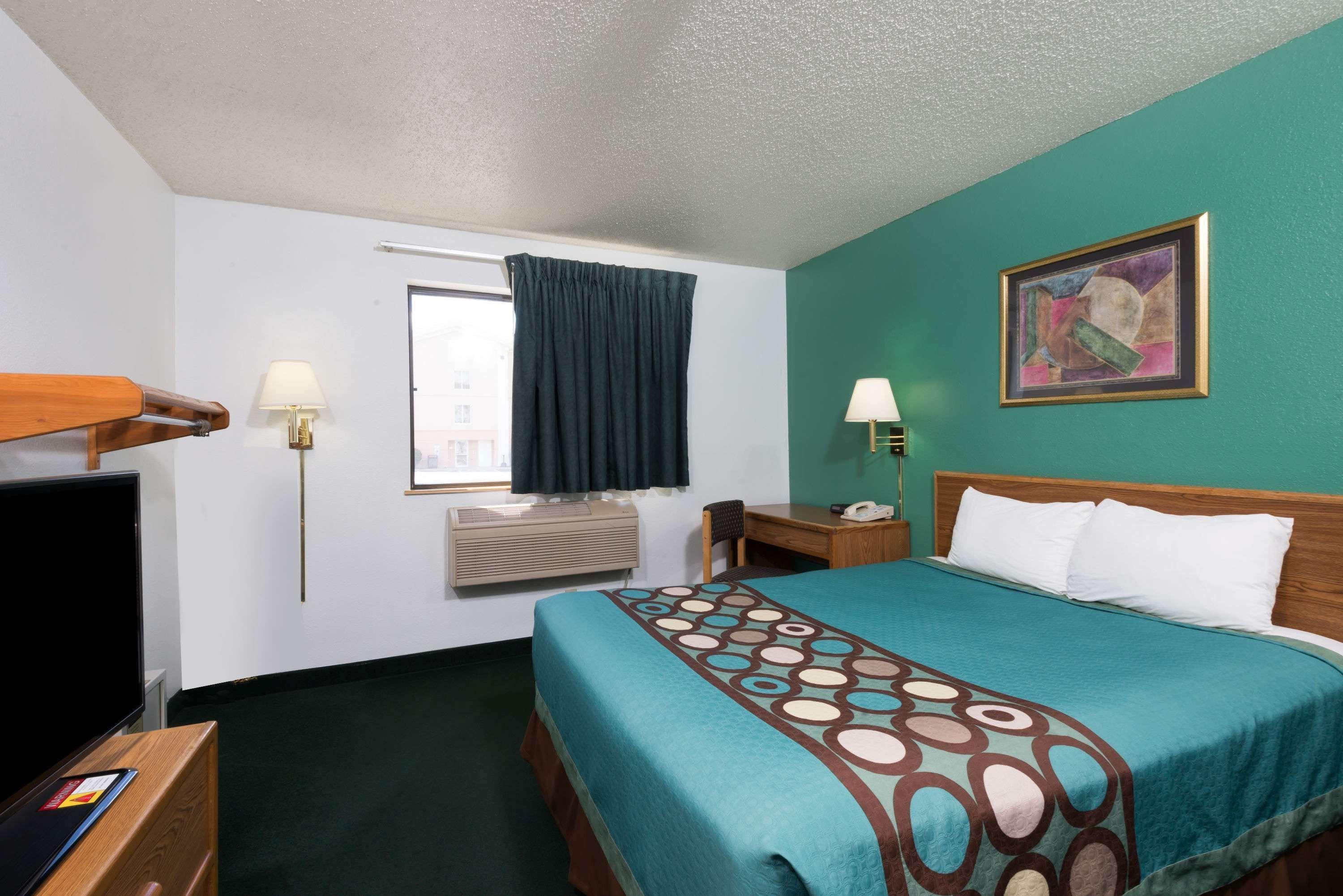 Super 8 By Wyndham New Stanton Hotel Bagian luar foto