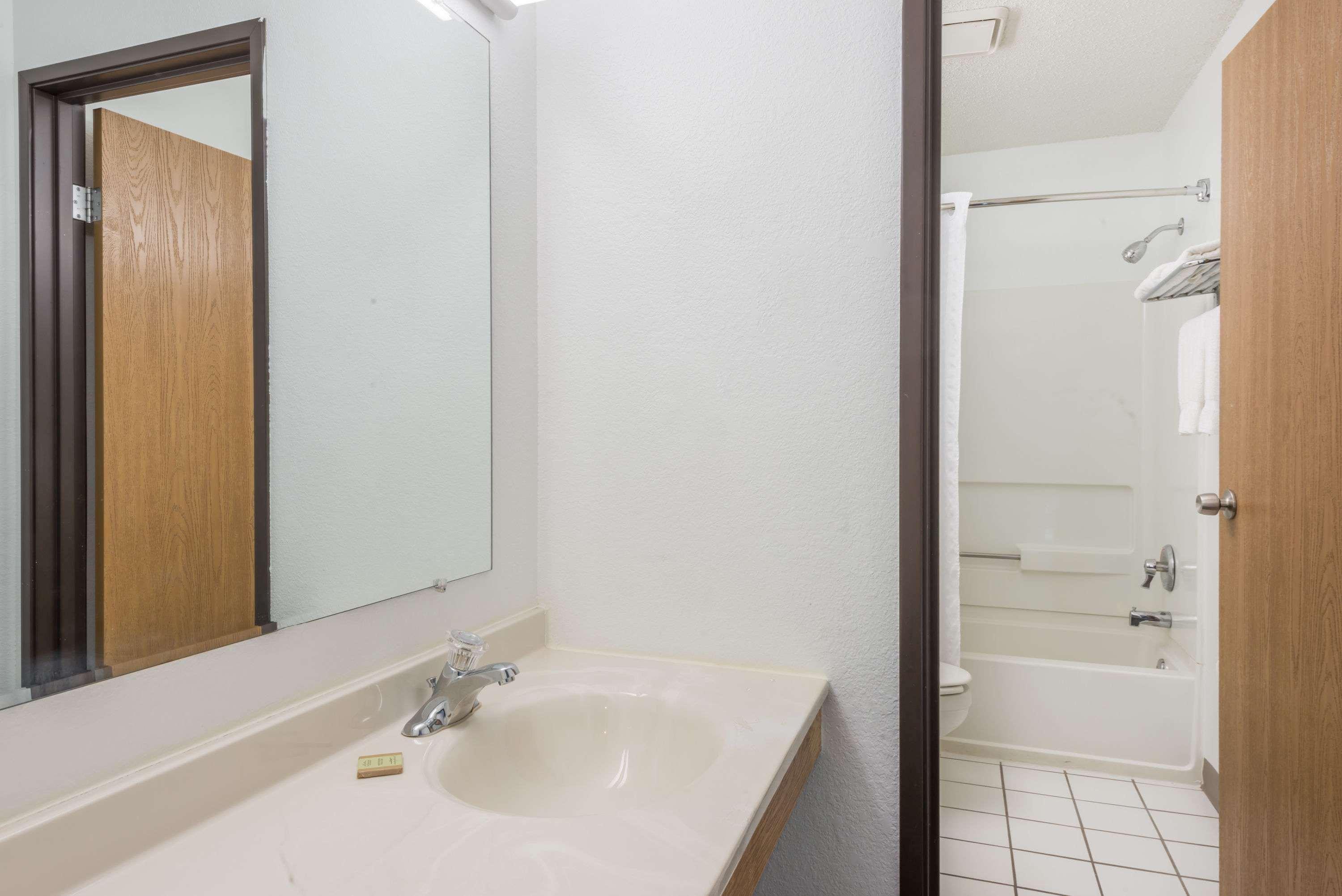 Super 8 By Wyndham New Stanton Hotel Bagian luar foto