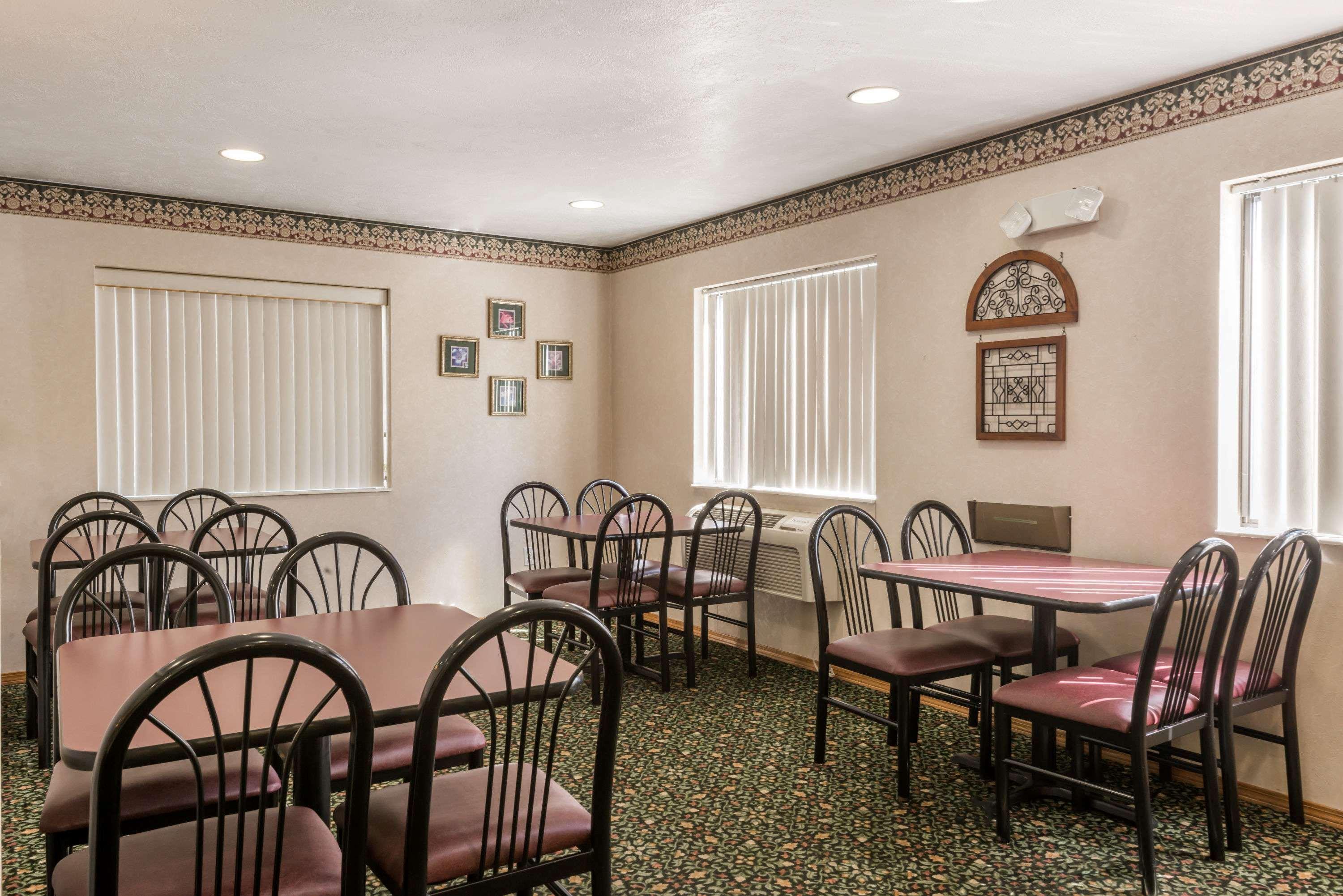Super 8 By Wyndham New Stanton Hotel Bagian luar foto