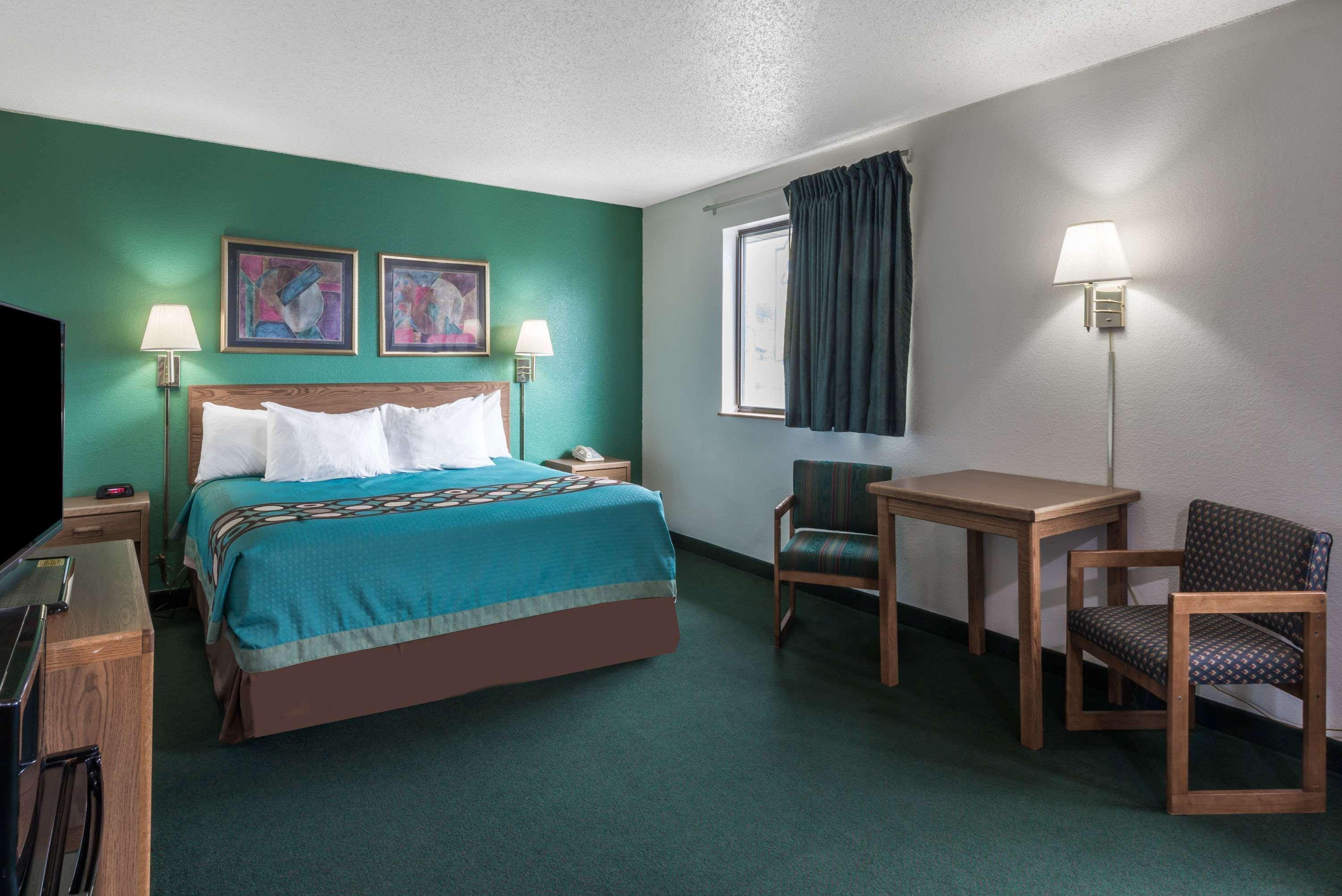 Super 8 By Wyndham New Stanton Hotel Bagian luar foto
