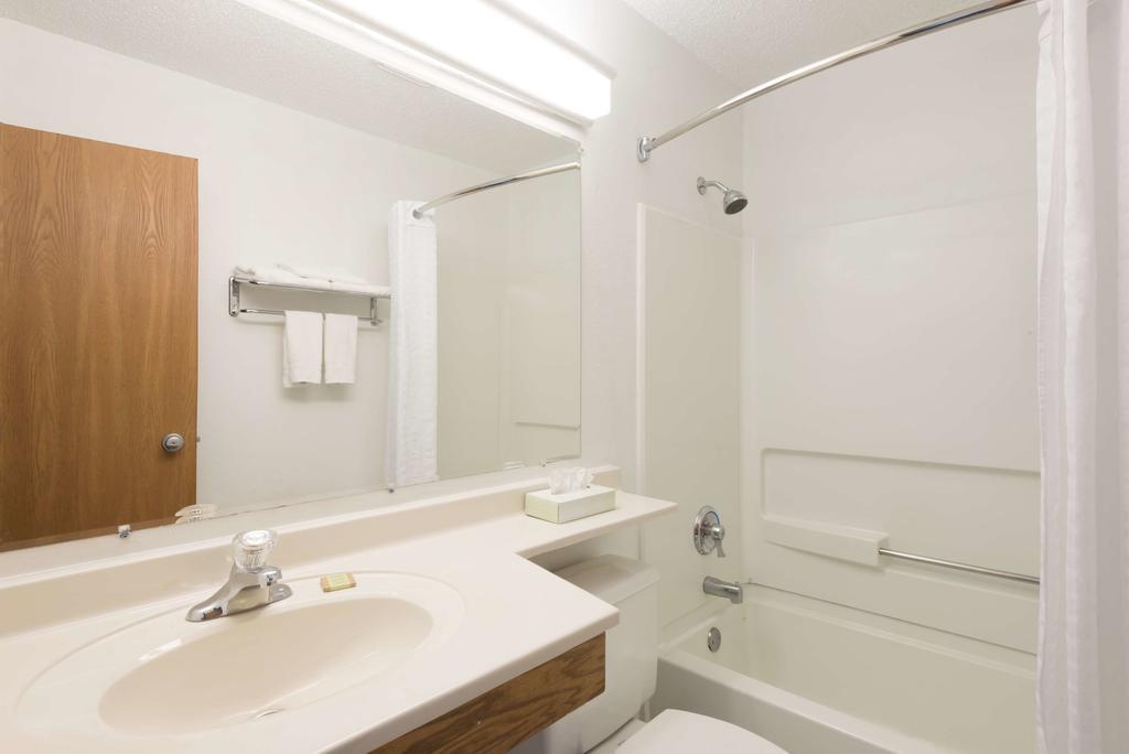 Super 8 By Wyndham New Stanton Hotel Bagian luar foto