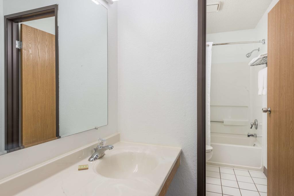 Super 8 By Wyndham New Stanton Hotel Bagian luar foto