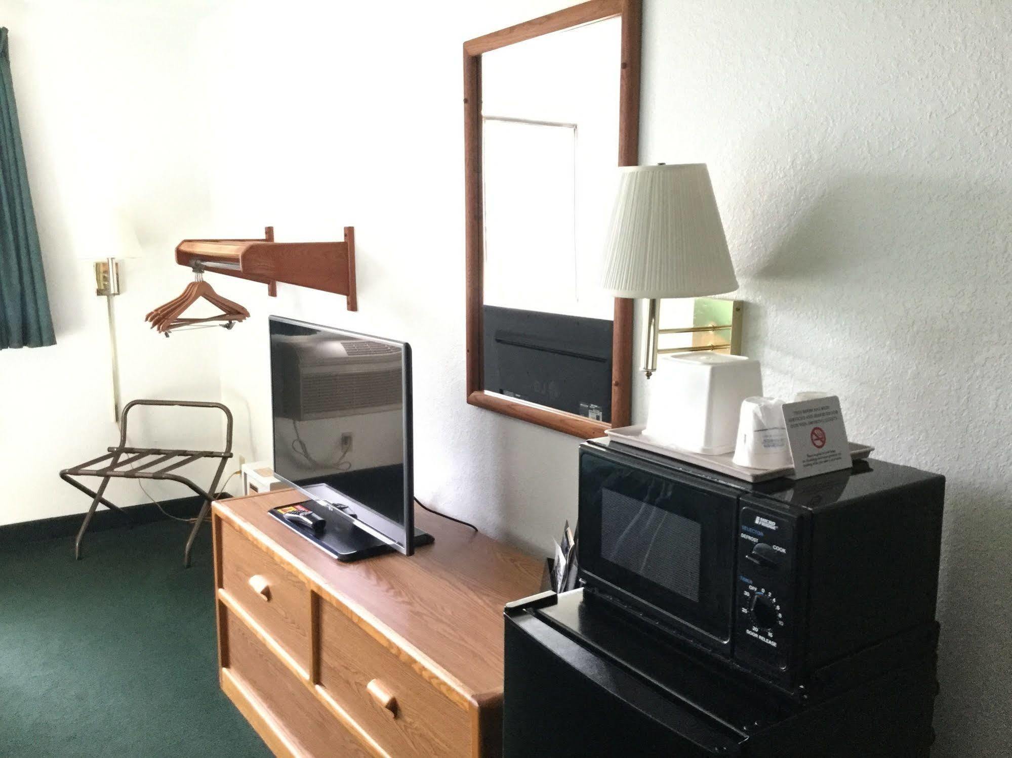 Super 8 By Wyndham New Stanton Hotel Bagian luar foto